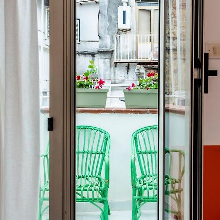 Charming Apartment With Balcony In The Historic Center Neapel Exteriör bild